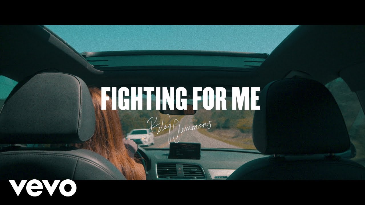 Riley Clemmons – Fighting For Me (Lyric Video)